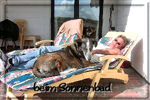 mit Herrchen auf der Liege